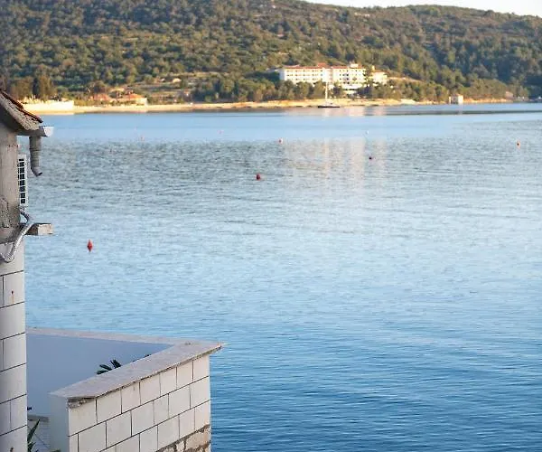 Beachfront Andrina * Vis