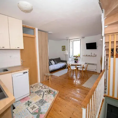 Beachfront Andrina Apartment Vis