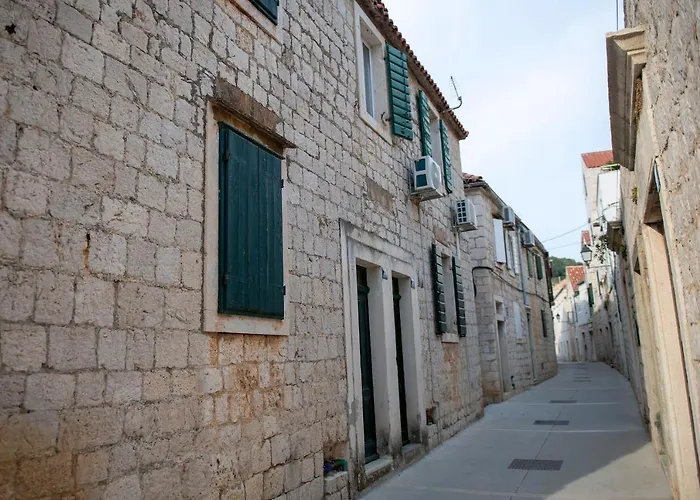 Beachfront Andrina Lejlighed