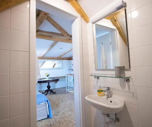 Beachfront Andrina Lejlighed *